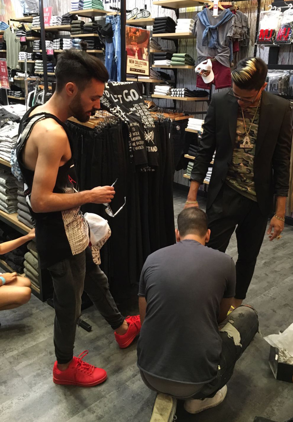 קשור נעליי מעל רגליי