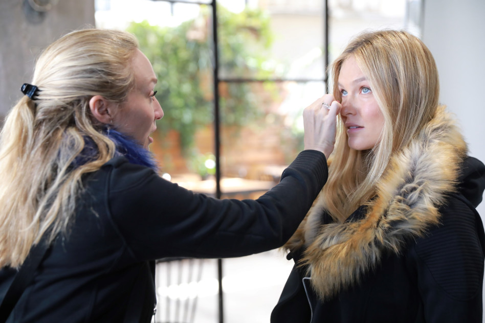 ומתאפרת...יותר מדי חוסר שינה?