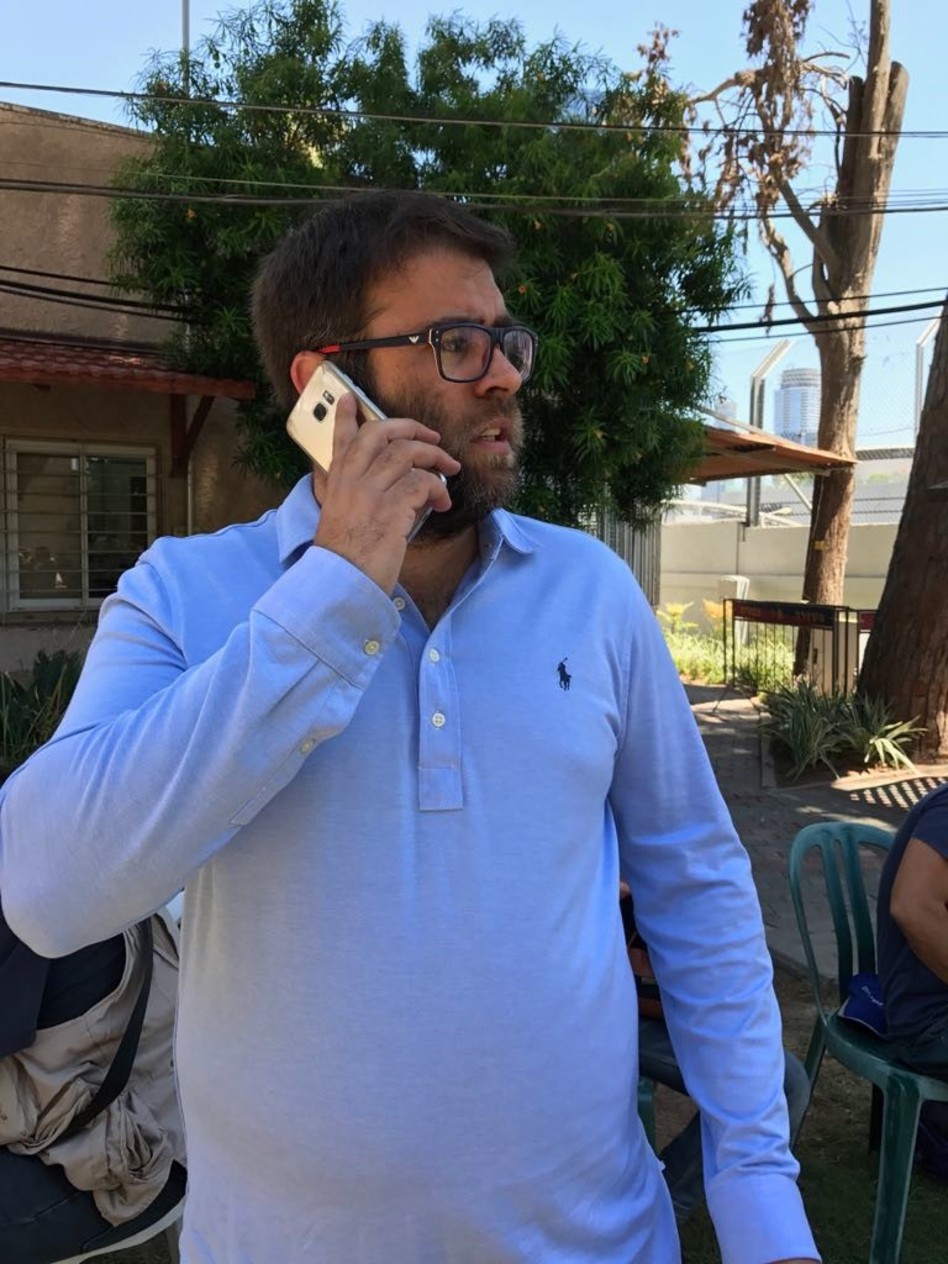 אוהב את הנייד. (צילום: אבשלום ששוני)