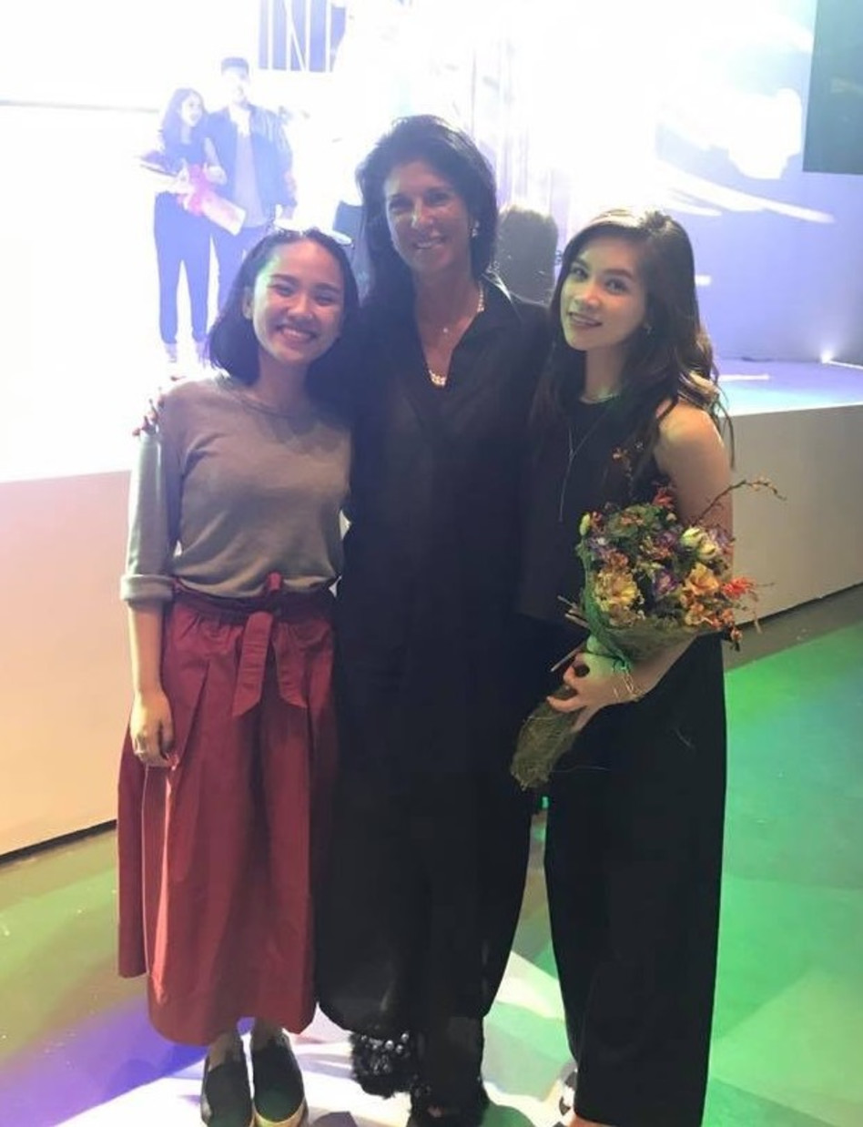 ענת חפץ (במרכז ) בוגרות החוג