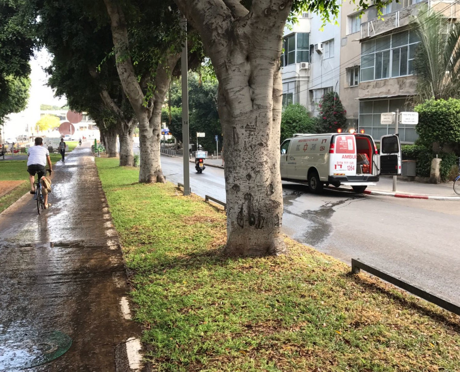 הכביש הרטוב והאמבולנס.  (צילום: אבשלום ששוני)