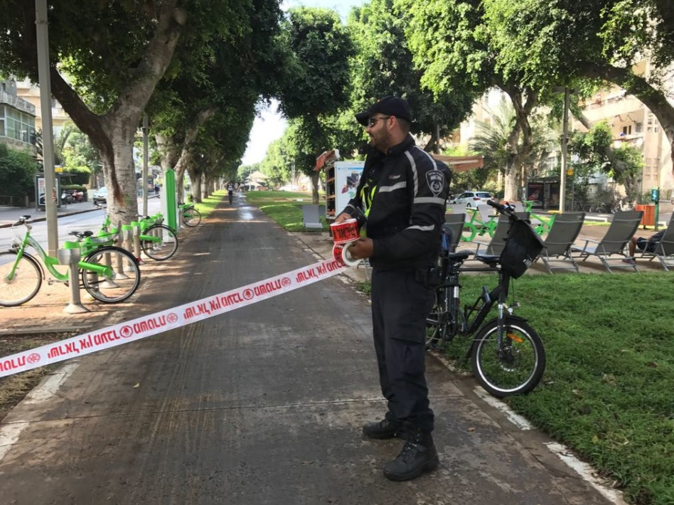 שוטרים סוגרים למעבר את זירת התאונה. צילום: אבשלום ששוני