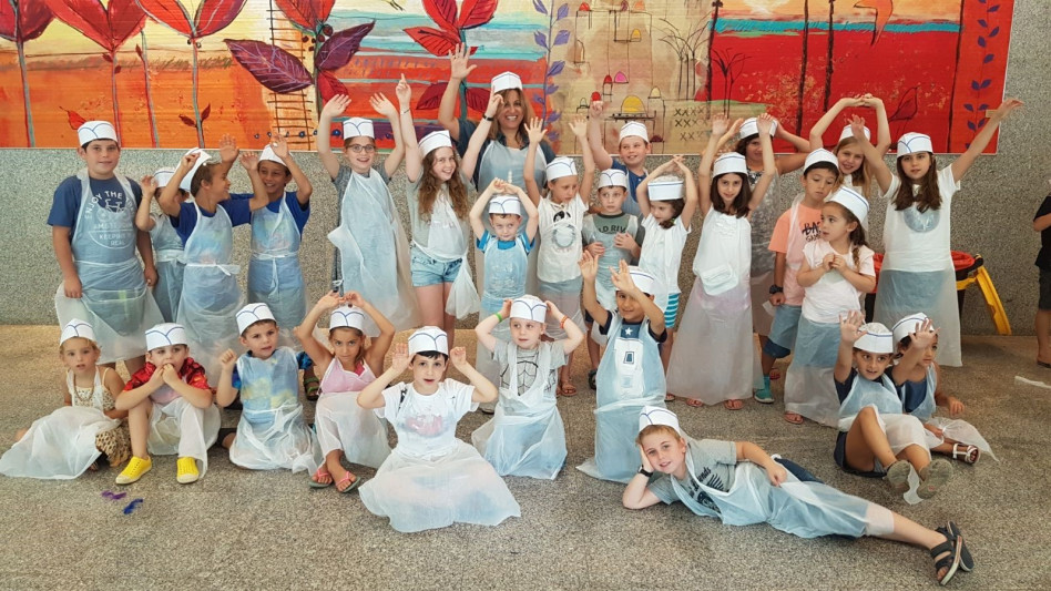 יעל רבהון וילדי העובדים (צילום: אבוט)