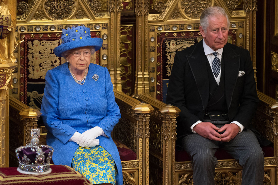 המלכה אליזבת', ובנה, הנסיך צ'ארלס (צילום: AFP)