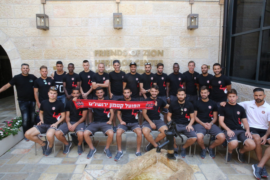 שחקני קבוצת הכדורגל הפועל קטמון ירושלים (צילום: יוסי זמיר)