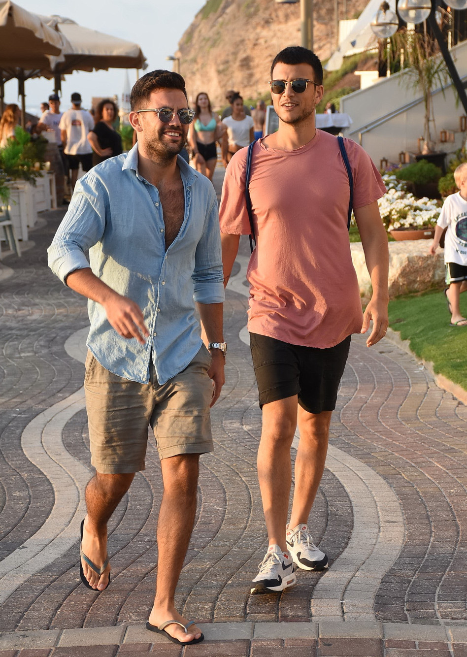 הבסטוש. אסי עזר ואלמוני