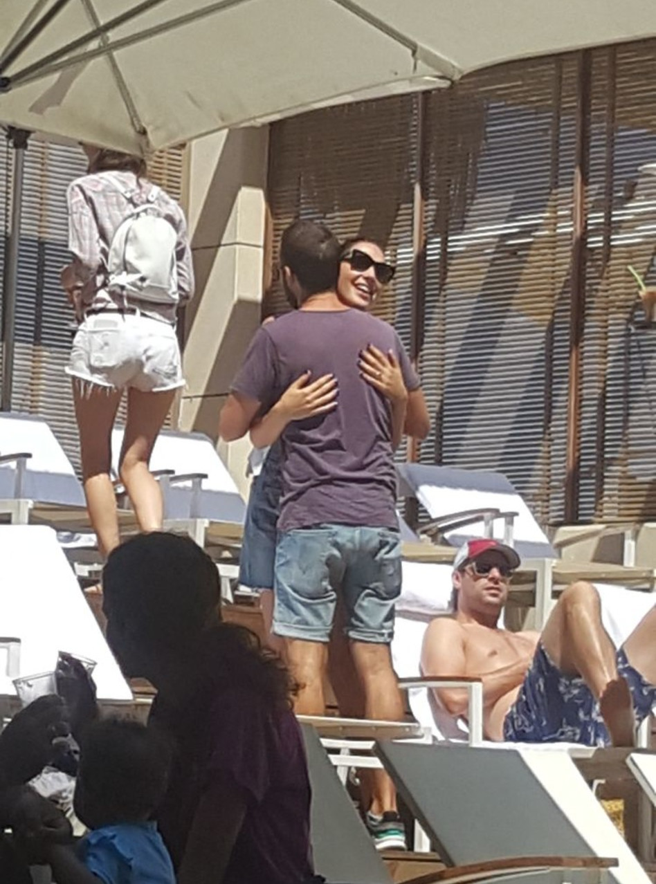 עם מארגן המסיבה. גל גדות ואורי פפר (צילום: המרגלים של ליאורה)