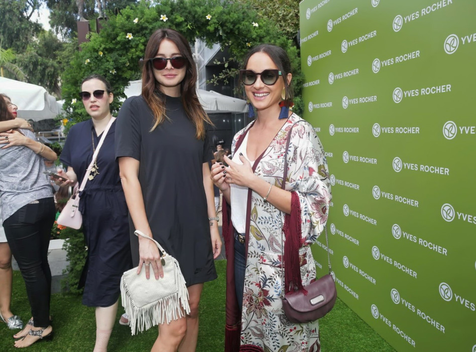 פה את בחוץ אבל מה קרה? אנה ארונוב וימית סול (צילום: שוקה כהן)