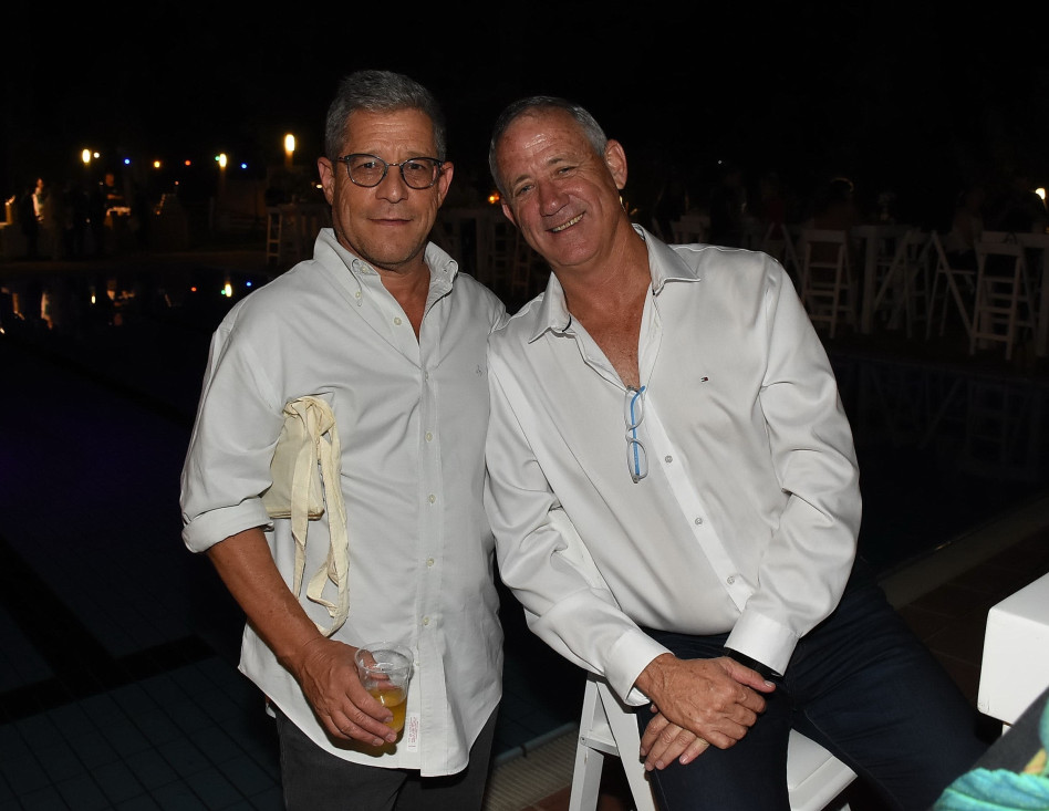 בני גנץ ורון לובש