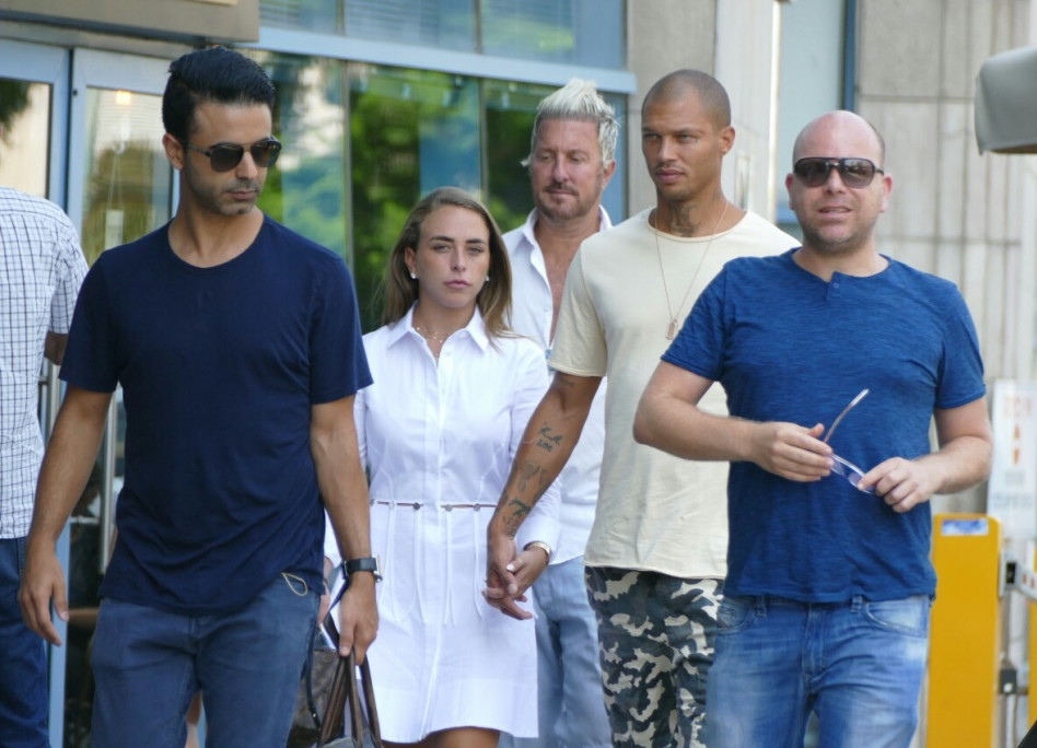 מזל שיש פמלייה שתסתיר