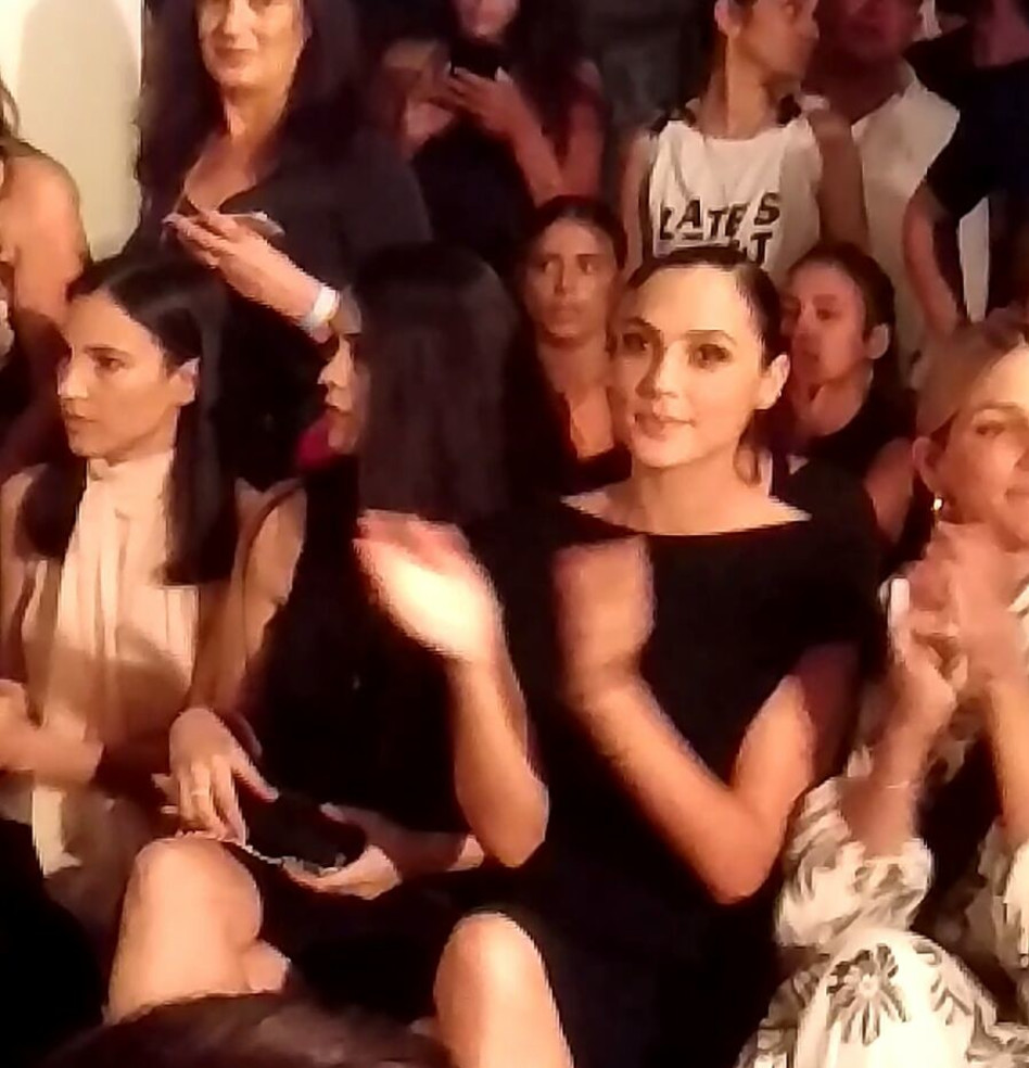 עם הבסטיז, והמאבטחים