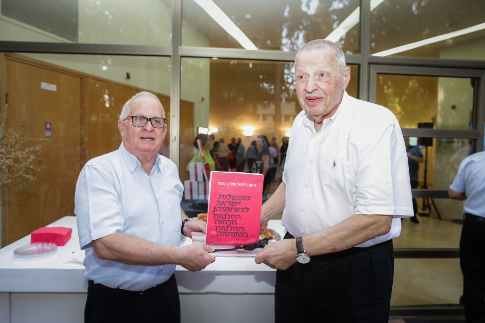 חיליק גוטמן ודן קורן עם עוגת הספר 
