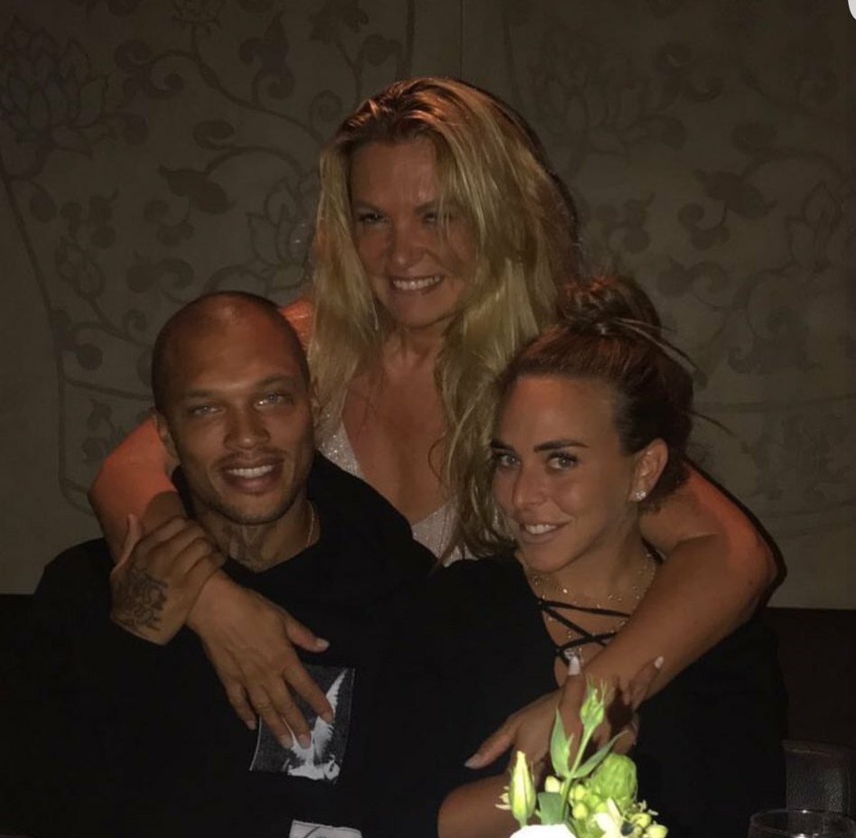 סוף סוף קיבלנו חיוך. עם ציפי רפאלי והחברה קלואי (צילום: אינסטגרם)