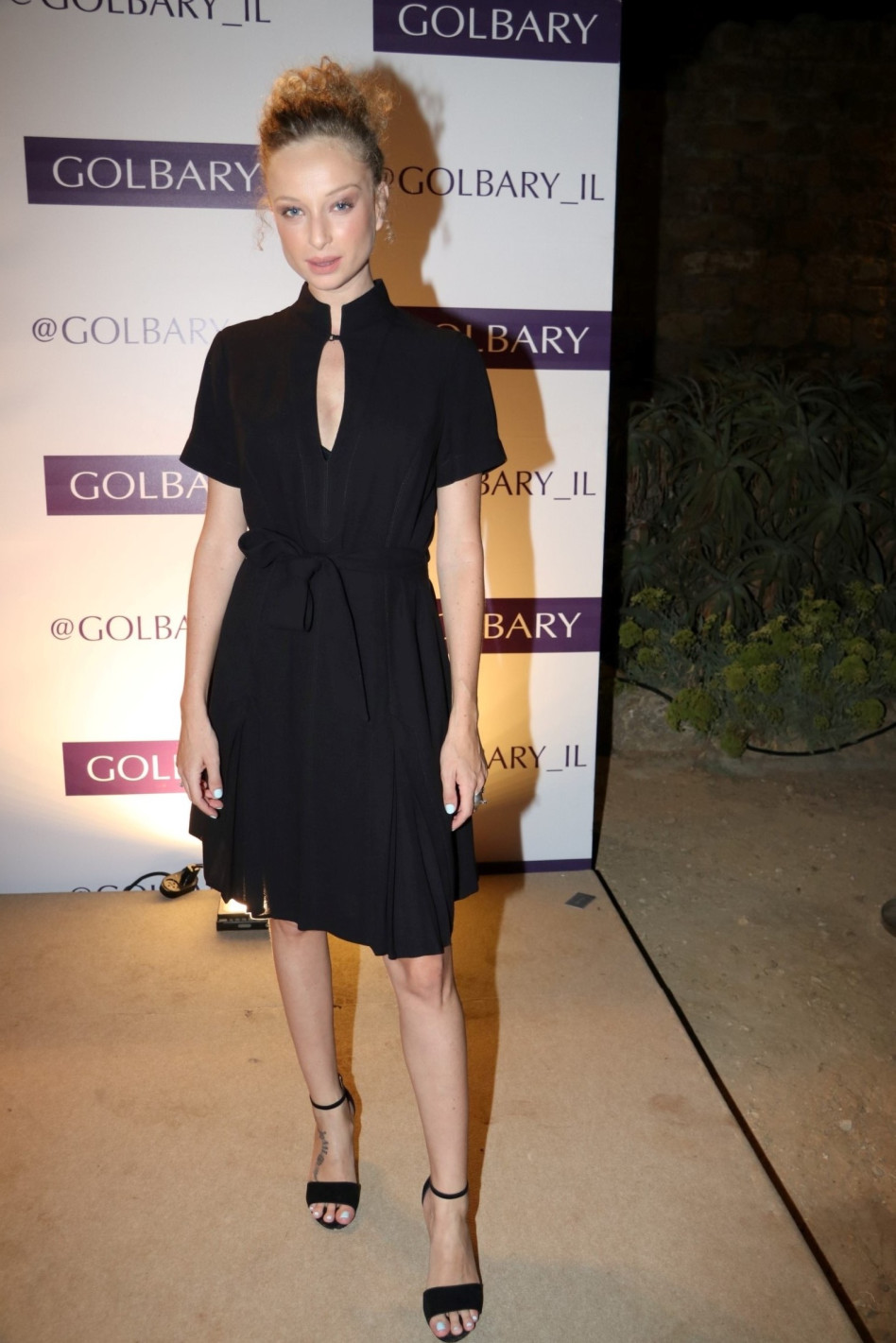 באה לעזרת חברה, והנחתה את השידור החי במקום מור סילבר. יוליה פלוטקין