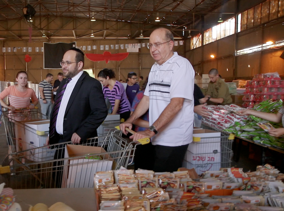 נהנה ונותן. בוגי יעלון