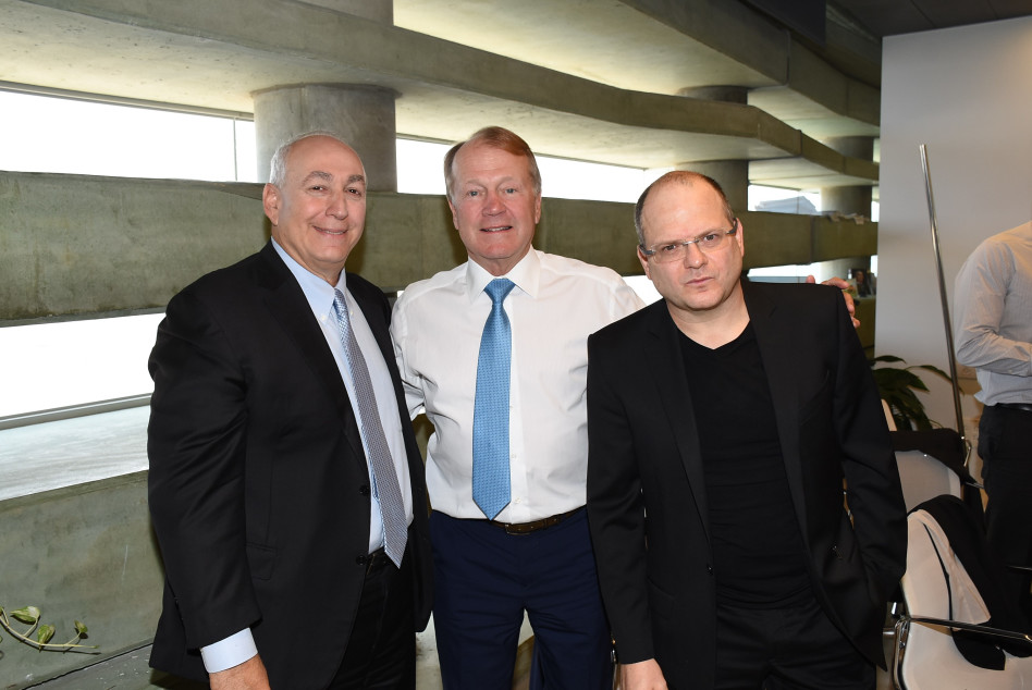 גיל שויד, ג'ון צ'יימברס וחמי פרס (צילום: אביב חופי)