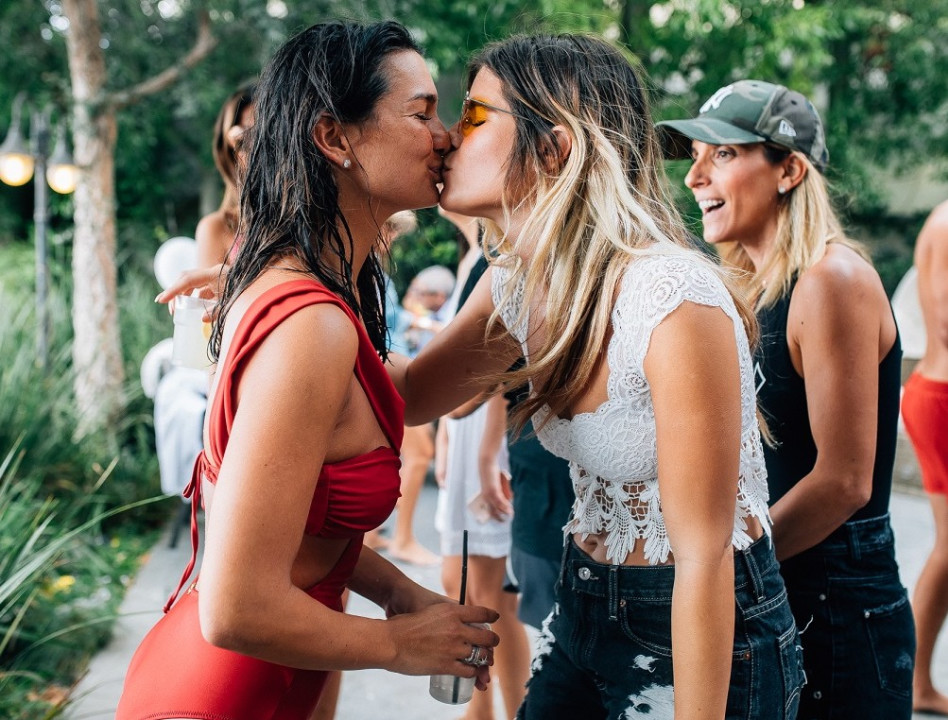 תראו מי עוד קיבלה נשיקה. שי מיקה ובספלוב