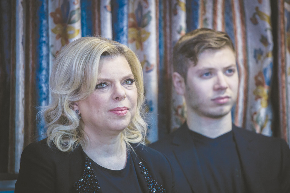 פוסטים חריפים. יאיר ושרה נתניהו. (צילום: הדס פרוש, פלאש 90)