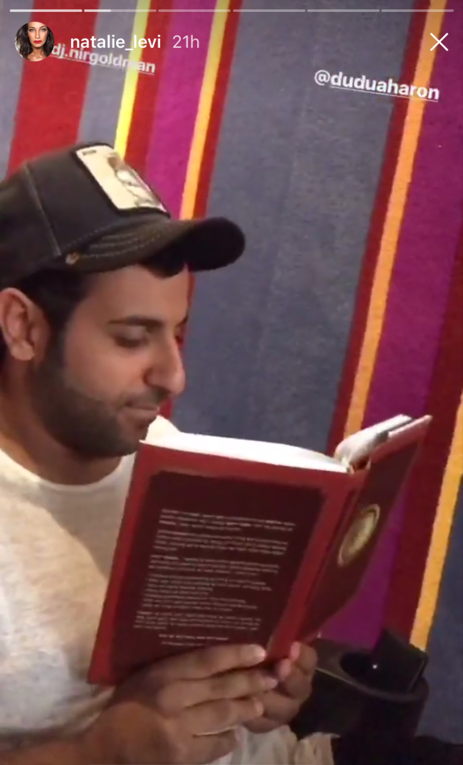 העדיף לקרוא ספר. דודו אהרון (צילום: אינסטגרם)