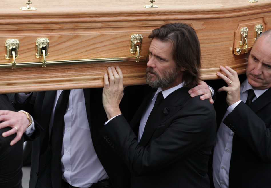 ג'ים קארי נושא את ארונה של קתריונה וויט (צילום: getty images)