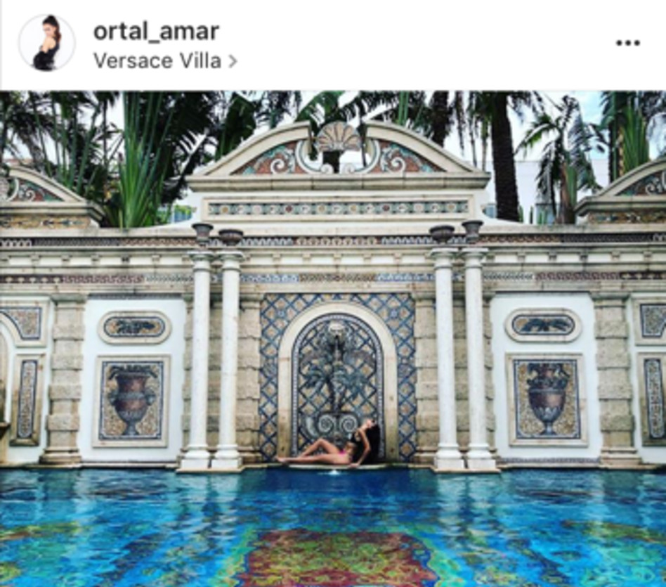 רק שישמרו על עצמם. עמר באחוזה של ורסצ'ה במיאמי (צילום: אינסטגרם)