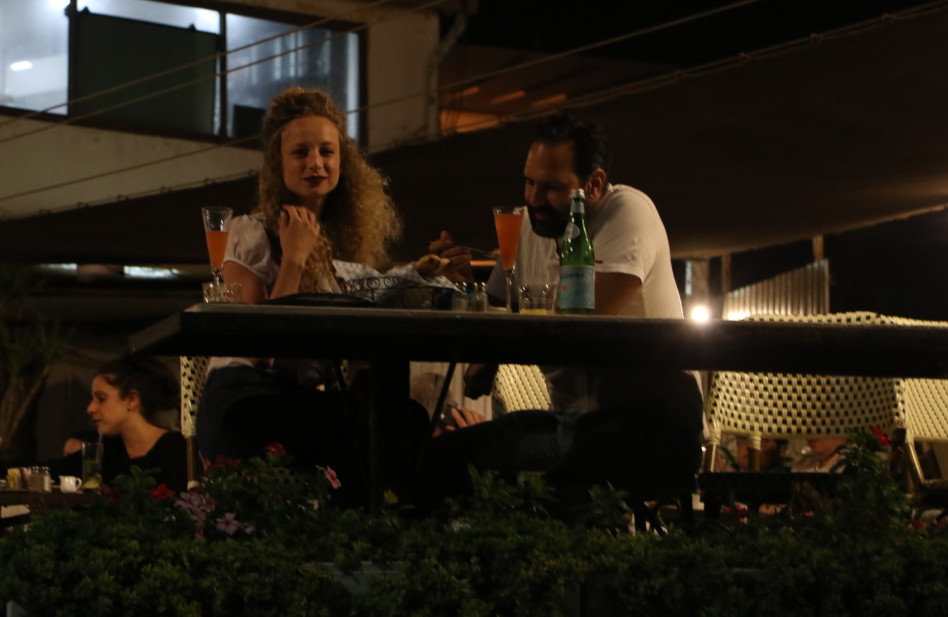 מפריעים לה באמצע הביס (צילום: ניר פקין)