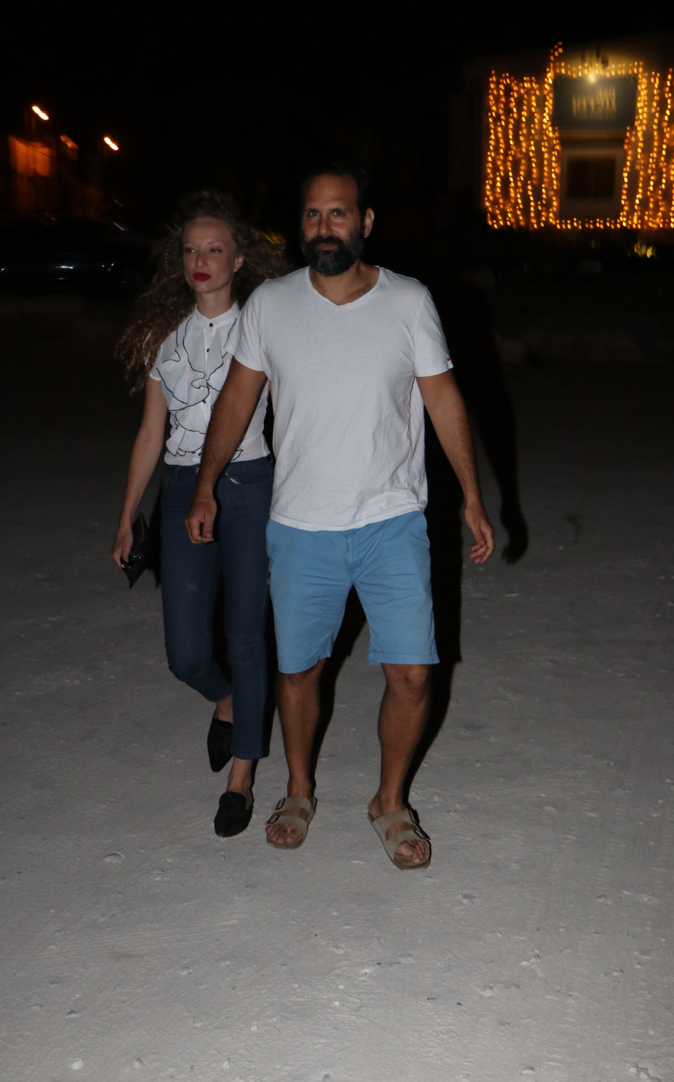 פפרצי ביום הנישואין. יוליה פלוטקין ושחר עוז. (צילום: ניר פקין)