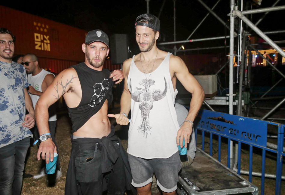 תחרות ריבועים עם מייקל לואיס?? מירושניקוב כבר עובד על התיחזוק של השישייה שלו בחוף הים (צילום: שוקה כהן)