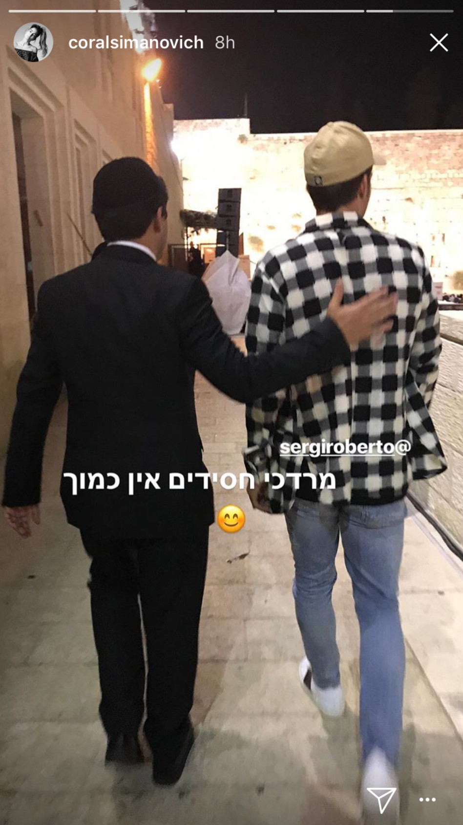 מסביר לו מה עושים בחופה יהודית כהלכתה. רוברטו והרב חסידים (צילום: אינסטגרם)