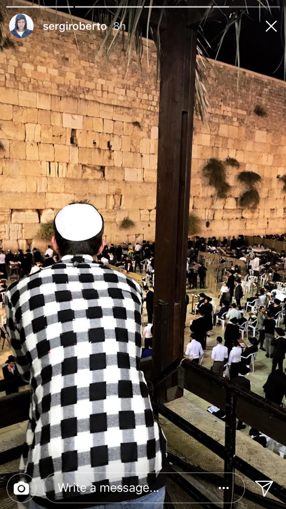 מתרשם מהנוף החסידי. סרג'י רוברטו (צילום: אינסטגרם)