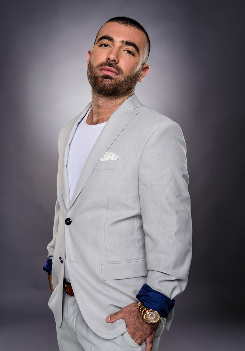 מדגמן ושר. עומר אדם בקמפיין אופנה ראשון (צילום: משה נחומוביץ')