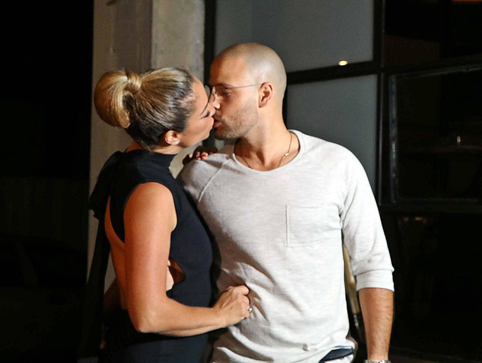 חוגגים בנשיקה רטובה. גרינר עם הבעל יוסי צבר (צילום: אמיר מאירי)