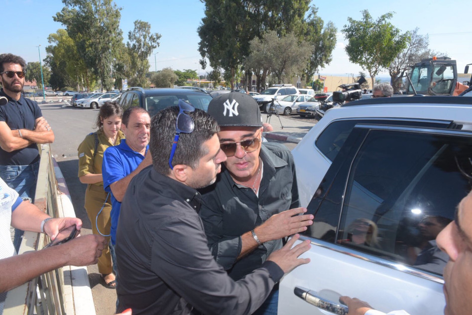 הרגעים האחרונים בחוץ. קובי פרץ (צילום: אבשלום ששוני)