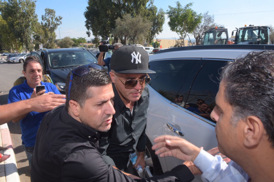 בכניסה לכלא. קובי פרץ (צילום: אבשלום ששוני)