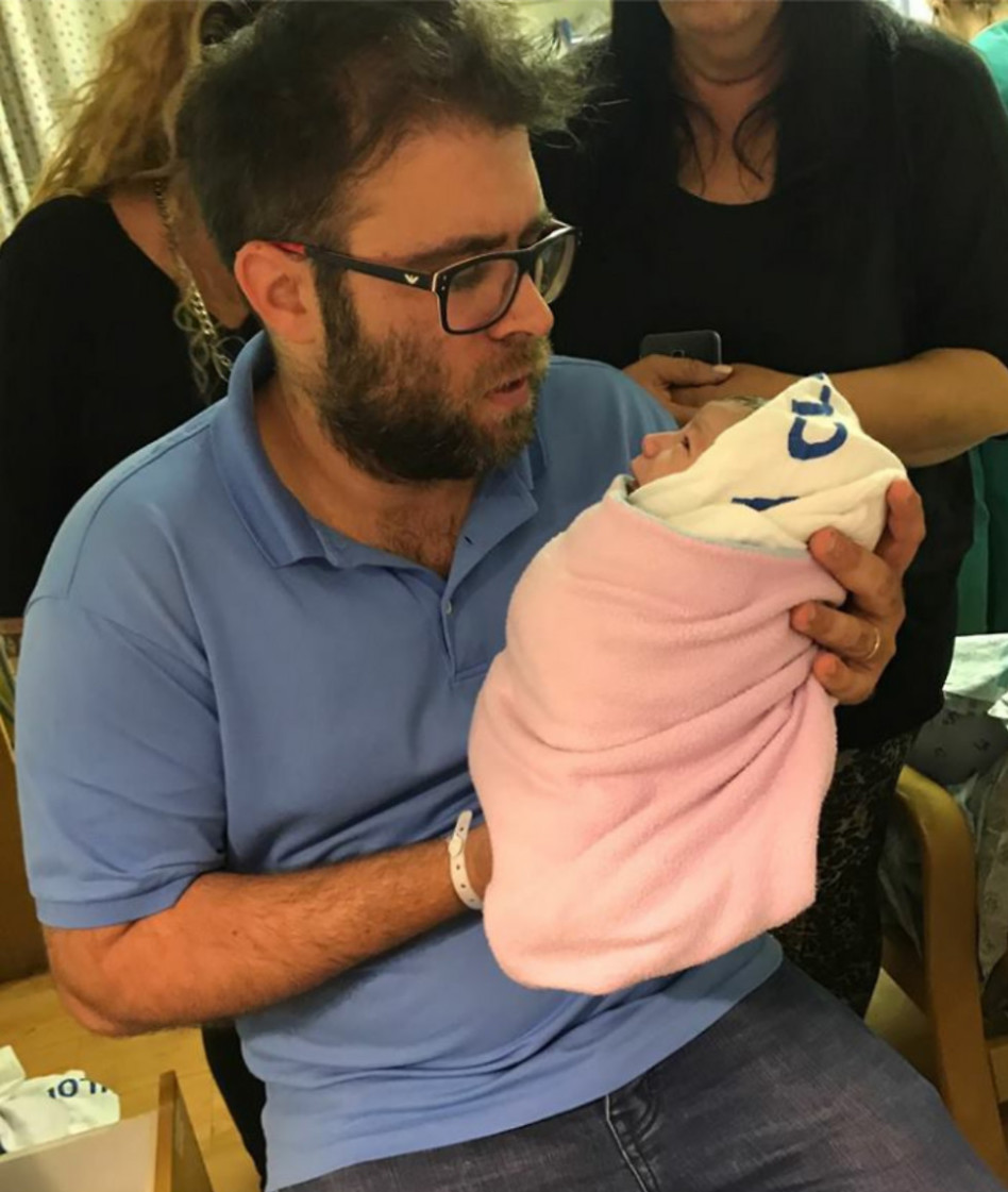 "אמאל'ה, אני אבא" מתוך הפייסבוק של חזן