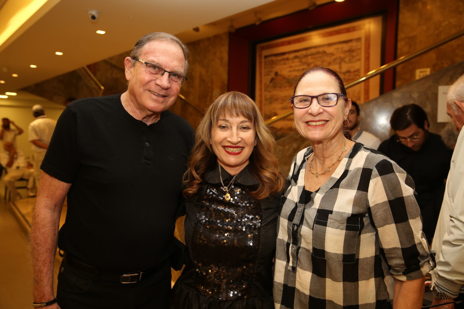 תמי סלונים, ציפי פינס ואורי סלונים (צילום: איציק בירן)