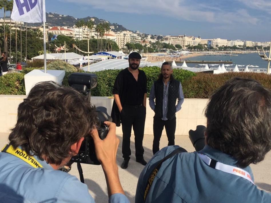 עושים פוזות למצלמה