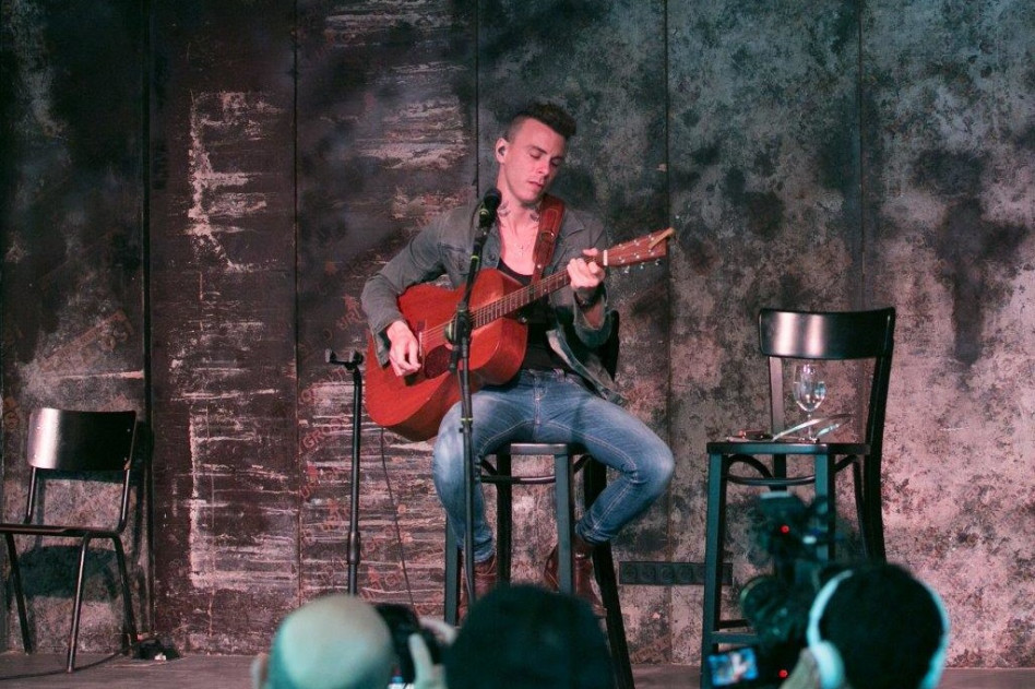 מככב. אסף אבידן (צילום: עופר חן)