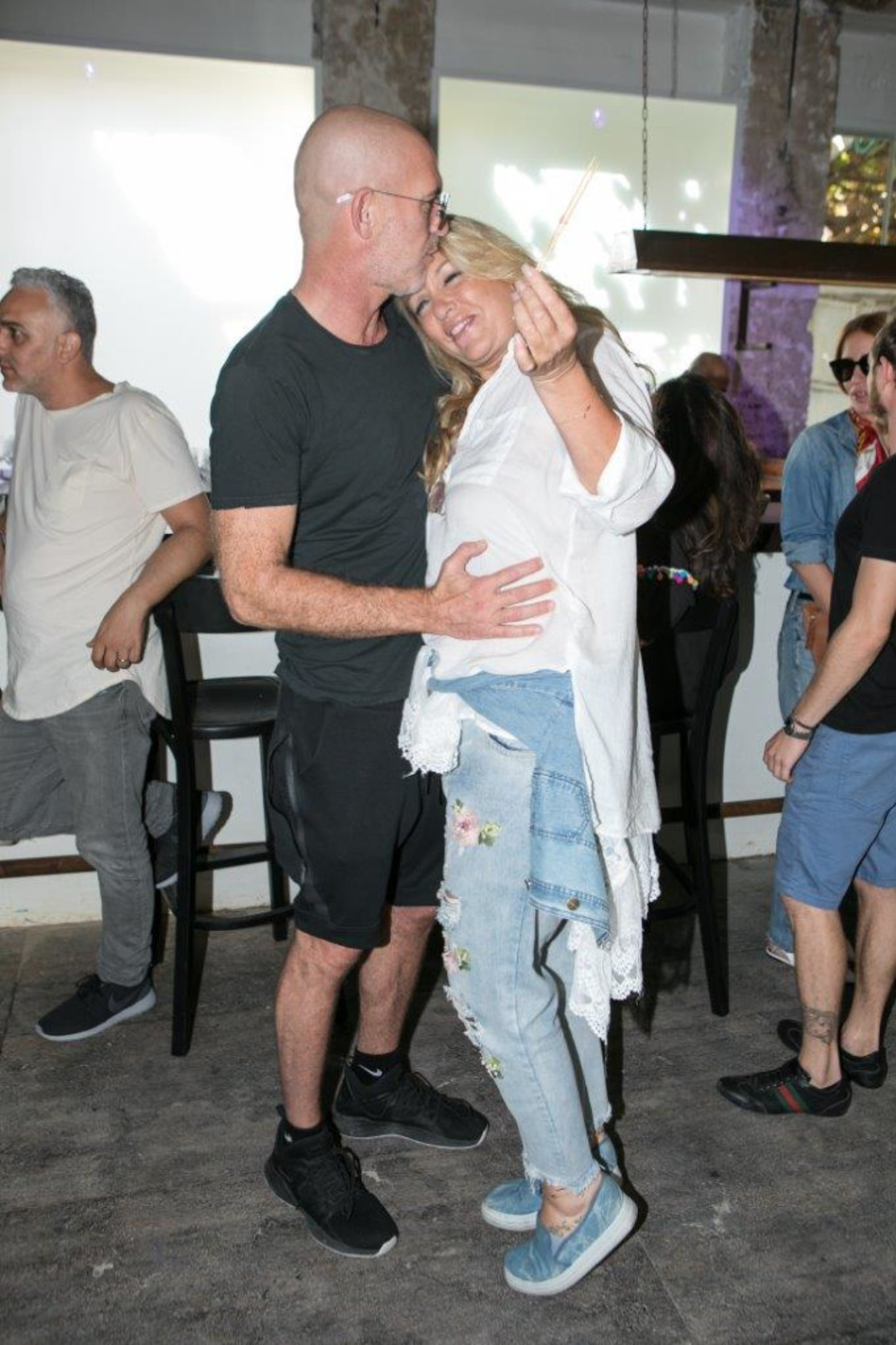 חיבוק נישוק עם זה