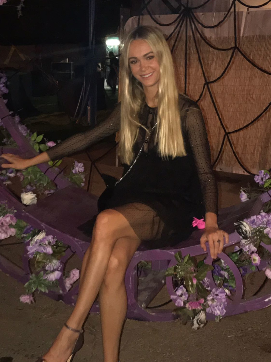 נראית מאושרת