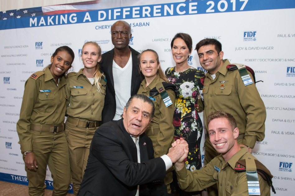 שריל וחיים סבן עם סיל חיילי צה"ל (צילום: אלקסי רוזנפלד)