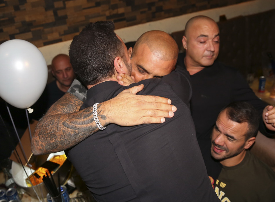 חיבוקים ונשיקות