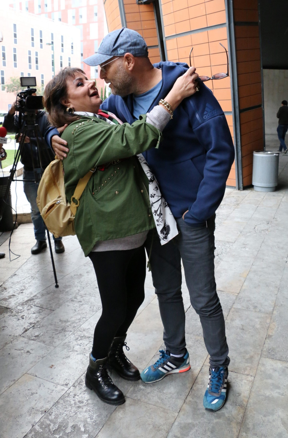 נישוקי. צביקה הדר וחנה לסלאו