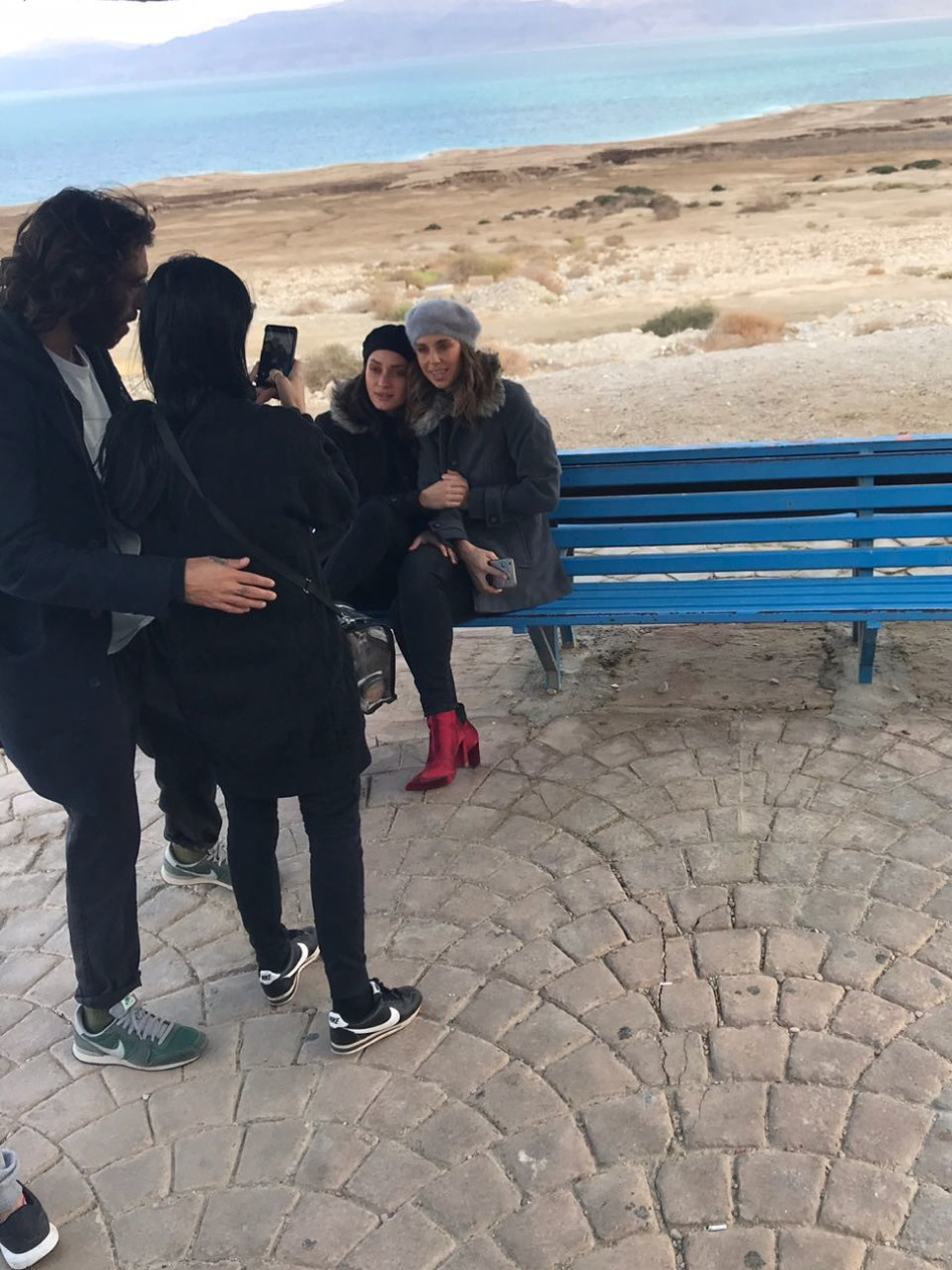 רגע, את מי הוא מחבק?