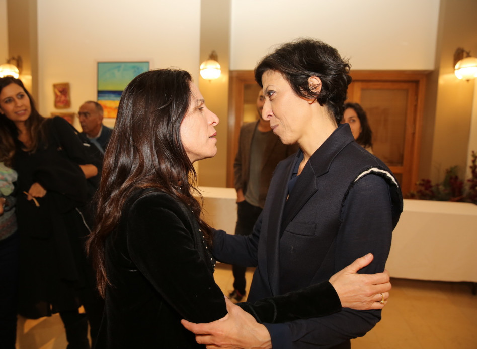 היא כן מקבלת חיבוק. אסי לוי ואורנה בנאי (צילום: איציק בירן)