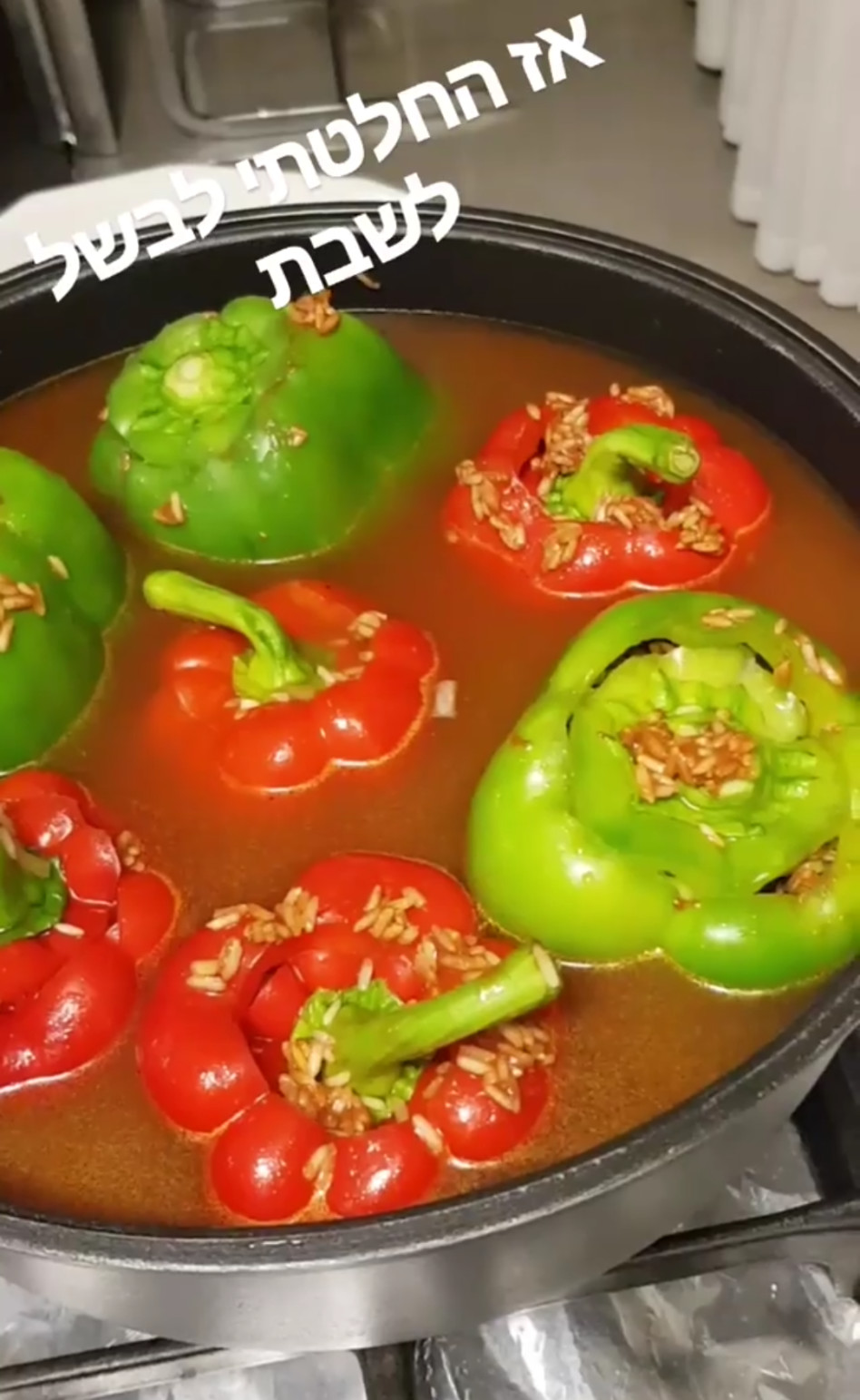 "החליט לבשל לשבת". אייל גולן (צילום אינסטגרם)