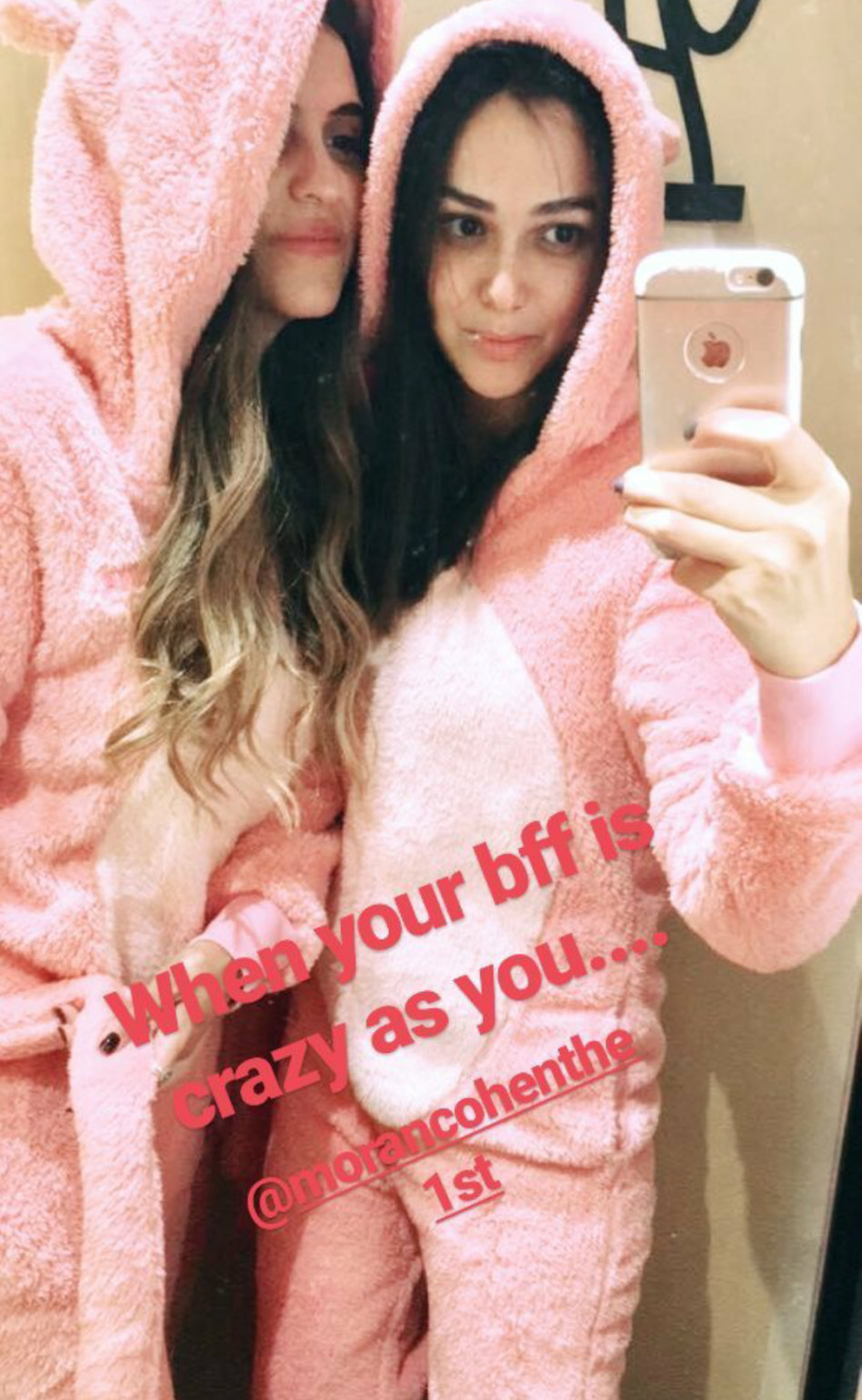 בזמן שהיא מבלה עם חברות....אחווה סיטבון (צילום: אינסטגרם)