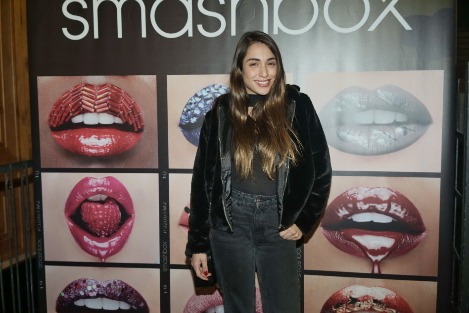 כבר דופקת פוזות למצלמה