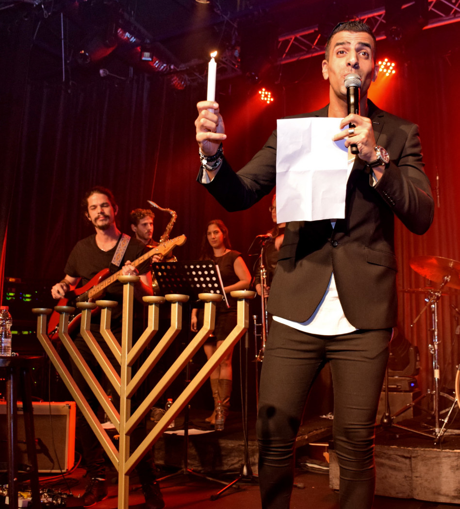 מצווה גדולה להדליק נר של חנוכה (צילום: אסף ארמה)