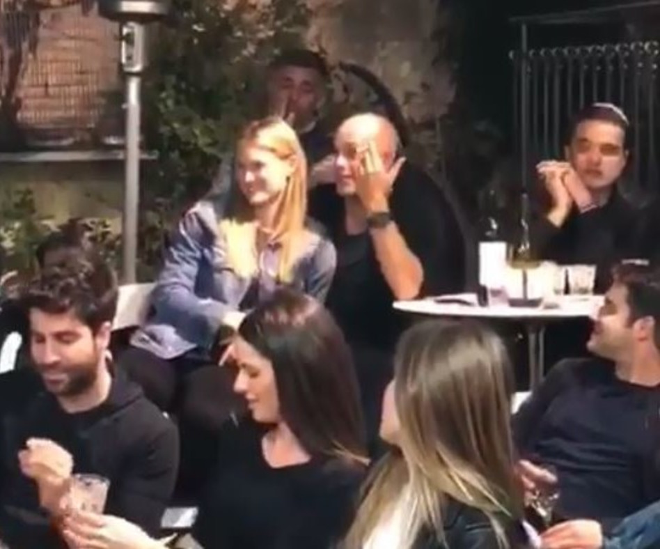 עם הסיגריה ביד. עדי עזרא ובר רפאלי (צילום: איציק מן, כתב הברנז'ה של אתר "בחדרי חרדים")